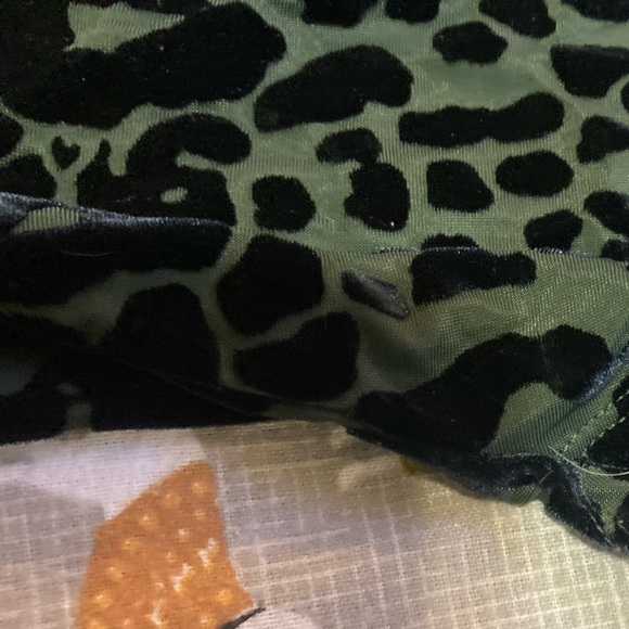 Green leopard forever 21 shirt Slightly cropped, leopard spots are velvet Size M - Picture 3 of 4